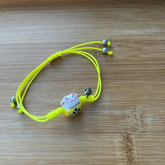 Lucky Cat Maneki Neko Charm Solid Yellow String handmade bracelet - Picture 4 of 9